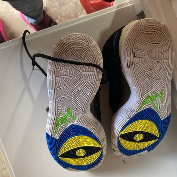 Mens Nike Kyries - Picture 3 of 6